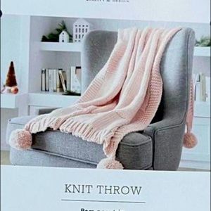 𝅺50” x 60” Pom Pom Knit Throw